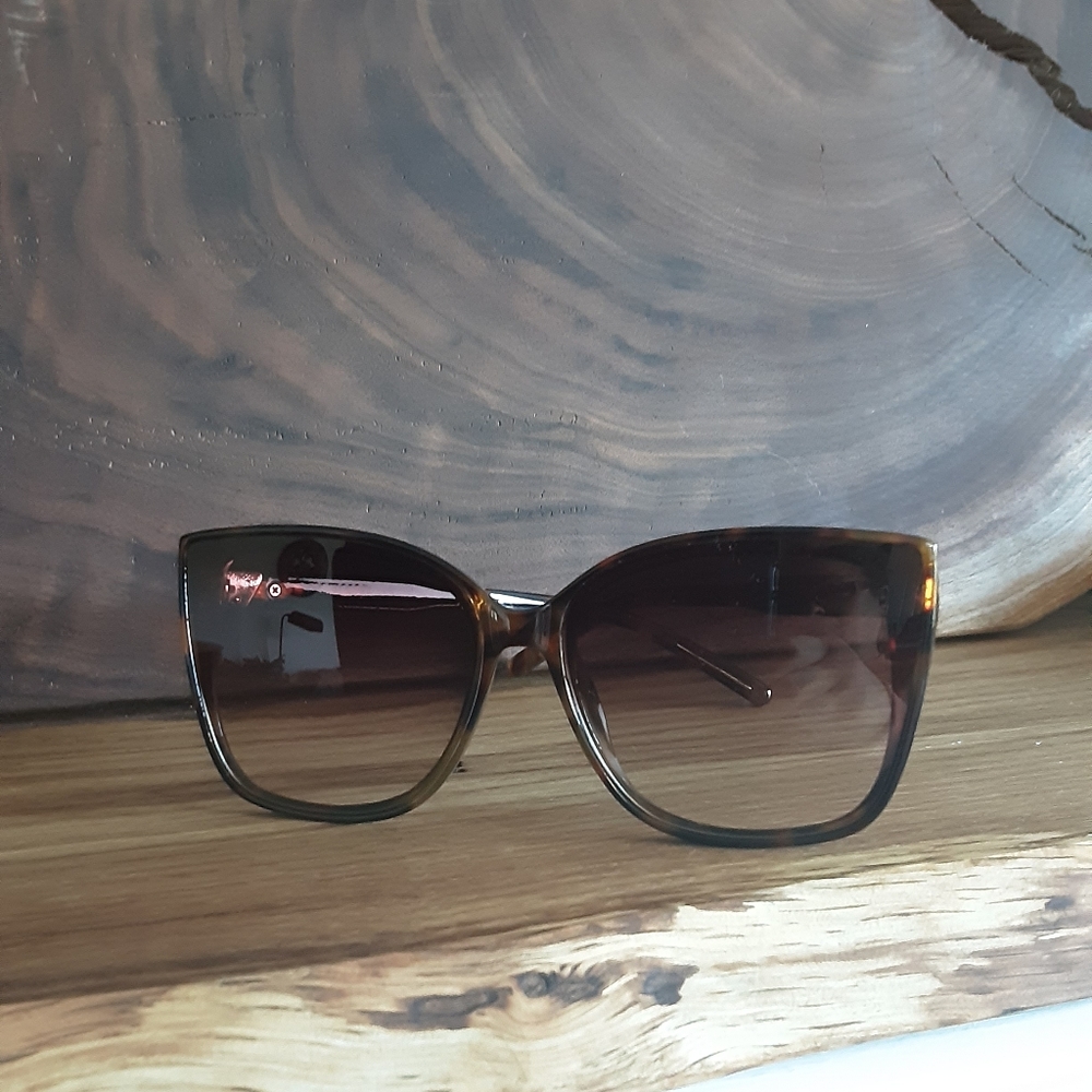 TORTOISE CAT EYE STRIPED SUNGLASSES - Picture 2 of 4